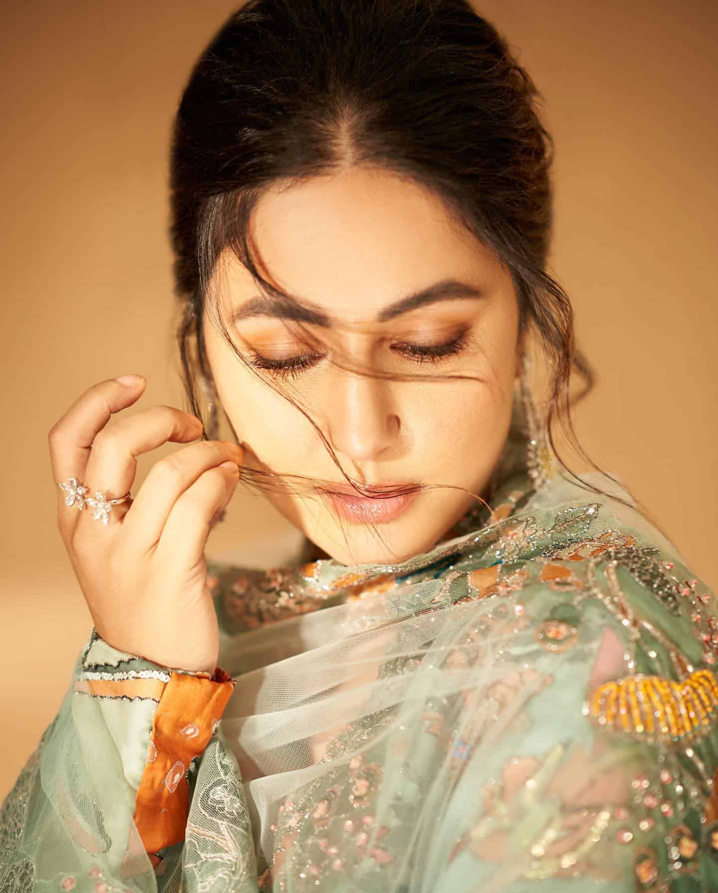 Actress Hina Khan Photos