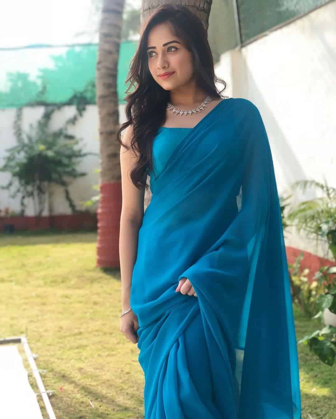 Photo Poses for Girl in Saree